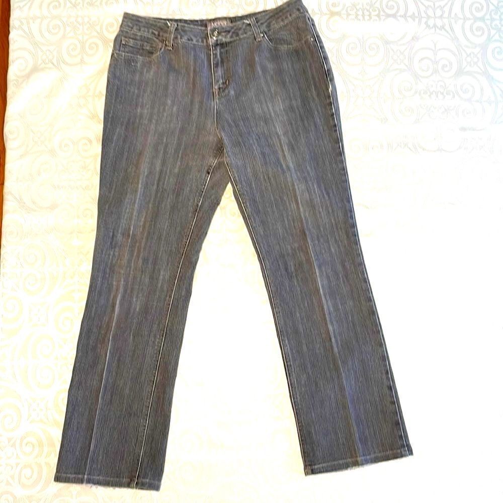 Motto embossed pattern back pockets lightly distressed jeans size 12
